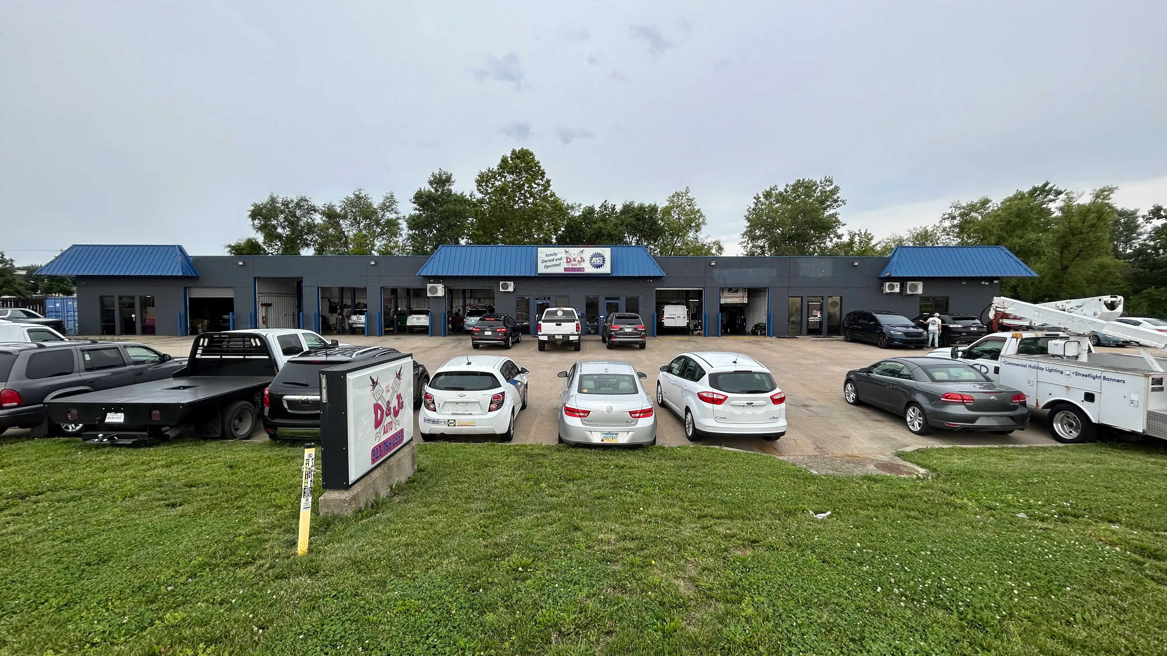 D & J's Automotive: Staff Page Image